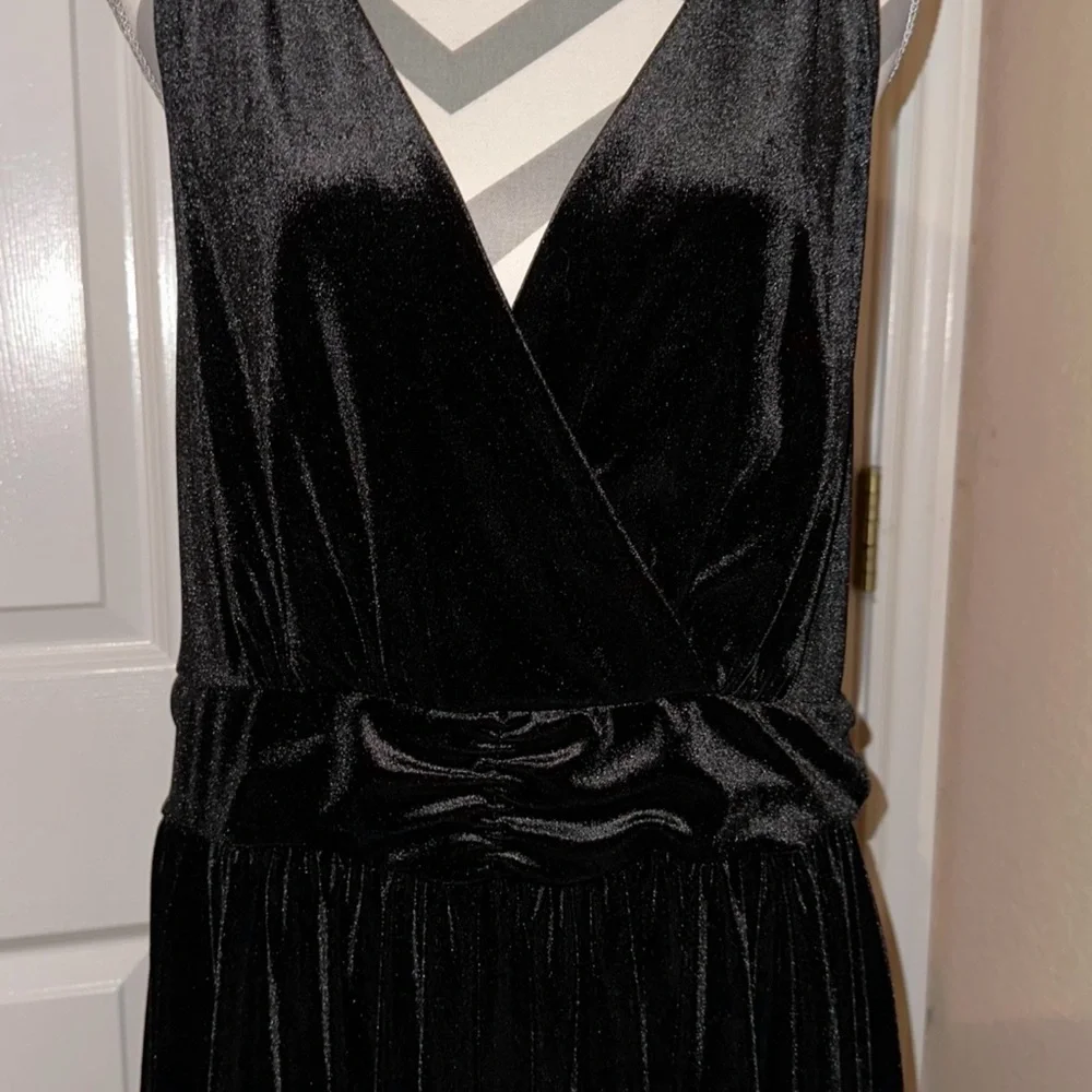 Torrid Black Velvet Surplice Crisscross Back Dress- Size 2-2X - Picture 5 of 13